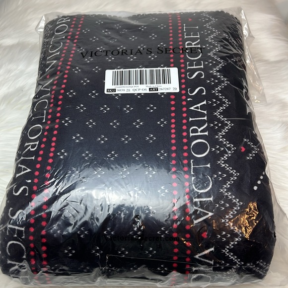 NWT Victoria’s Secret Sherpa Plush Fleece Blanket Black & White 50” x 60” - Picture 7 of 8